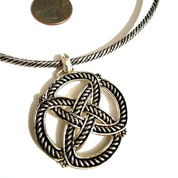 Vintage Avon Choker with Medallion and Matching Earrings - Picture 7 of 10